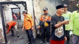 Petugas Pemadam saat melakukan asessmen kebakaran di Sontonayan, Kertek, Wonosobo.