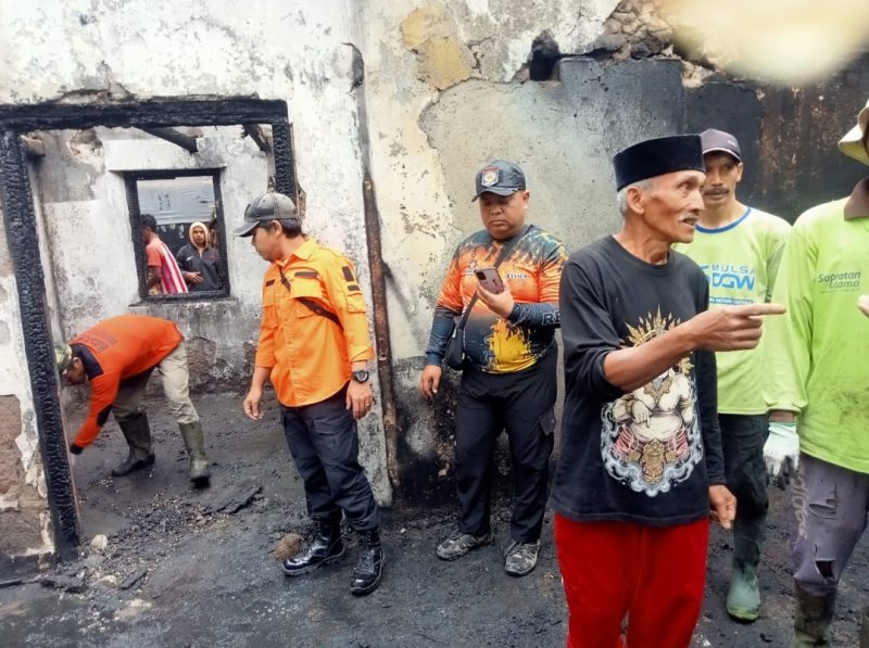 Petugas Pemadam saat melakukan asessmen kebakaran di Sontonayan, Kertek, Wonosobo.