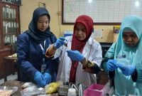 Petugas Dinas Kesehatan menguji sampel makanan yang diambil di berbagai pasar di Wonosobo.
