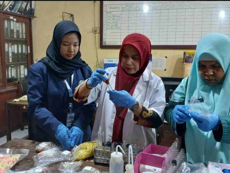 Petugas Dinas Kesehatan menguji sampel makanan yang diambil di berbagai pasar di Wonosobo.