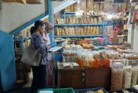 Dinas Kesehatan Kabupaten Wonosobo melakukan pengawasan rutin di sejumlah toko ritel yang menjual makanan kemasan.