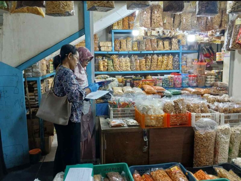 Dinas Kesehatan Kabupaten Wonosobo melakukan pengawasan rutin di sejumlah toko ritel yang menjual makanan kemasan.