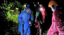 Tim ranger saat mengevakuasi dua pendaki perempuan Gunung Bismo asal Purwokerto.