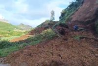 Longsor terjadi di Desa Campursari, Kecamatan Kejajar, Kabupaten Wonosobo, Selasa (10/3/2026) dini hari. Material tanah menutup ruas jalan dari Dusun Pulosari menuju Dusun Tempuran yang menjadi jalur penghubung Kecamatan Kejajar dengan Kecamatan Watumalang.