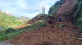 Longsor terjadi di Desa Campursari, Kecamatan Kejajar, Kabupaten Wonosobo, Selasa (10/3/2026) dini hari. Material tanah menutup ruas jalan dari Dusun Pulosari menuju Dusun Tempuran yang menjadi jalur penghubung Kecamatan Kejajar dengan Kecamatan Watumalang.