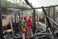 Petugas saat memadamkan kebakaran rumah milik lansia di Watumalang, Wonosobo.