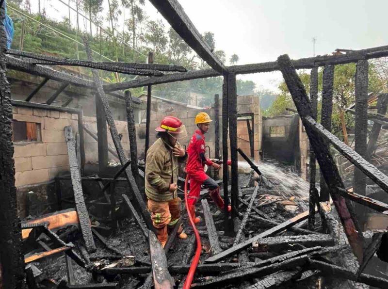 Petugas saat memadamkan kebakaran rumah milik lansia di Watumalang, Wonosobo.