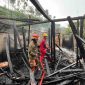 Petugas saat memadamkan kebakaran rumah milik lansia di Watumalang, Wonosobo.