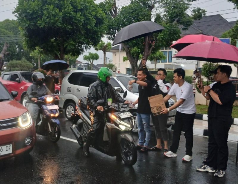 DPD Partai Solidaritas Indonesia (PSI) Kabupaten Wonosobo membagikan 600 paket takjil gratis di kawasan Alun-Alun Wonosobo, Minggu (15/3/2026).