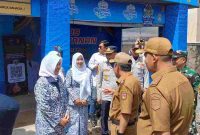 Bupati Afif Nurhidayat saat meninjau sejumlah posko Lebaran.