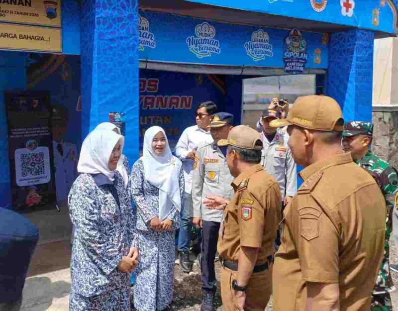 Bupati Afif Nurhidayat saat meninjau sejumlah posko Lebaran.