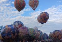 Sebanyak 45 balon udara tradisional diterbangkan secara serentak dengan sistem ditambatkan, disaksikan ribuan warga yang memadati lokasi sejak dini hari.