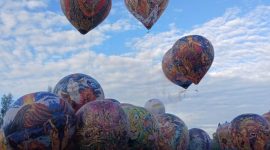 Sebanyak 45 balon udara tradisional diterbangkan secara serentak dengan sistem ditambatkan, disaksikan ribuan warga yang memadati lokasi sejak dini hari.