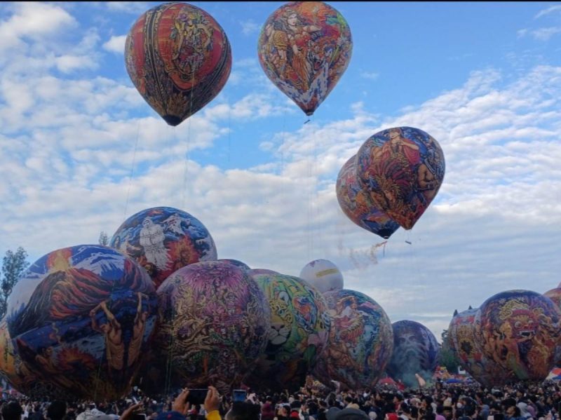 Sebanyak 45 balon udara tradisional diterbangkan secara serentak dengan sistem ditambatkan, disaksikan ribuan warga yang memadati lokasi sejak dini hari.
