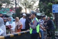 Petugas kepolisian mengamankan festival Balon Wonosobo.