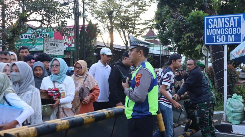 Petugas kepolisian mengamankan festival Balon Wonosobo.