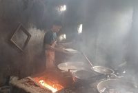 Perajin tahu di Wonosobo saat sedang melakukan produksi.