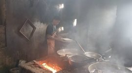 Perajin tahu di Wonosobo saat sedang melakukan produksi.