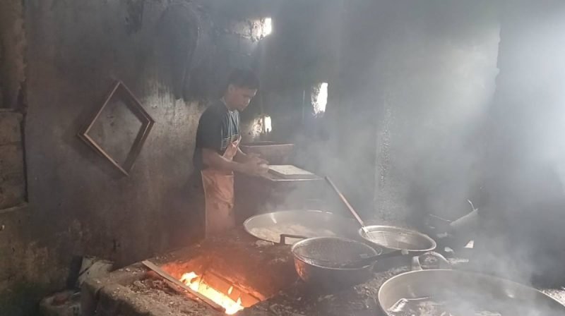 Perajin tahu di Wonosobo saat sedang melakukan produksi.