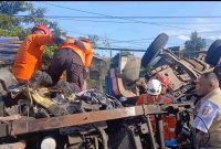 Petugas saat mengevakuasi korban dan kendaraan yang mengalami kecelakaan beruntun di Kertek, Wonosobo.