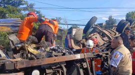 Petugas saat mengevakuasi korban dan kendaraan yang mengalami kecelakaan beruntun di Kertek, Wonosobo.