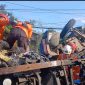 Petugas saat mengevakuasi korban dan kendaraan yang mengalami kecelakaan beruntun di Kertek, Wonosobo.