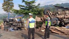Petugas kepolisian saat melakukan evakuasi kecelakaan beruntun di jalur Kertek-Parakan.