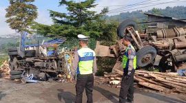 Petugas kepolisian saat melakukan evakuasi kecelakaan beruntun di jalur Kertek-Parakan.