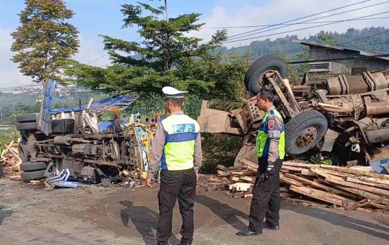 Petugas kepolisian saat melakukan evakuasi kecelakaan beruntun di jalur Kertek-Parakan.