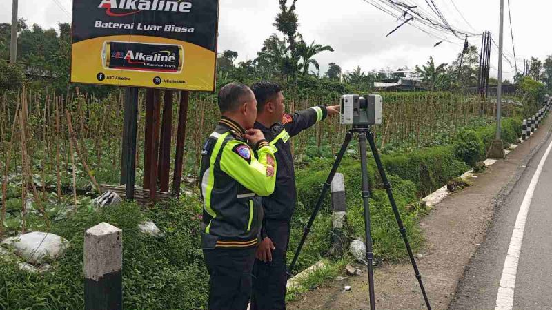 Polisi lakukan oleh TKP kecelakaan Kertek.