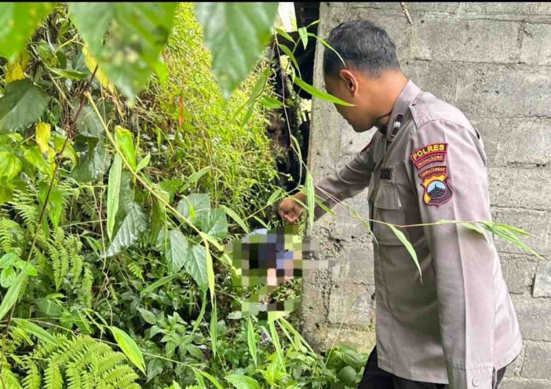 Petugas kepolisian melakukan olah TKP penemuan mayat.