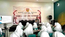 Salah satu narasumber, Erwin Abdillah jurnalis Kabar Wonosobo saat menyampaikan materi.