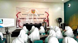 Salah satu narasumber, Erwin Abdillah jurnalis Kabar Wonosobo saat menyampaikan materi.