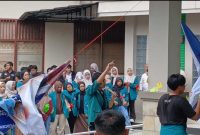 Aksi Mahasiswa Unsiq Wonosobo di depan rektorat.