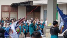 Aksi Mahasiswa Unsiq Wonosobo di depan rektorat.