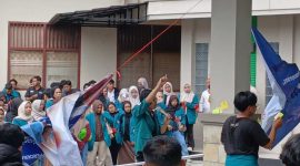 Aksi Mahasiswa Unsiq Wonosobo di depan rektorat.