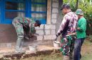 Anggota Kodim 0707/Wonosobo saat melakukan renovasi rumah tidak layak huni.