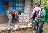 Anggota Kodim 0707/Wonosobo saat melakukan renovasi rumah tidak layak huni.