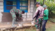Anggota Kodim 0707/Wonosobo saat melakukan renovasi rumah tidak layak huni.
