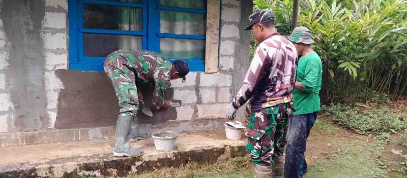 Anggota Kodim 0707/Wonosobo saat melakukan renovasi rumah tidak layak huni.
