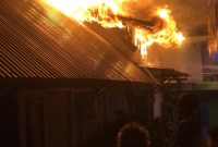 Kobaran api membakar rumah di kawasan padat pemukiman di wilayah Sapuran, Wonosobo.