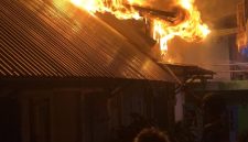 Kobaran api membakar rumah di kawasan padat pemukiman di wilayah Sapuran, Wonosobo.