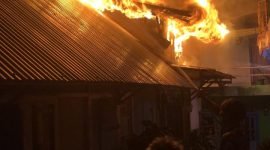 Kobaran api membakar rumah di kawasan padat pemukiman di wilayah Sapuran, Wonosobo.