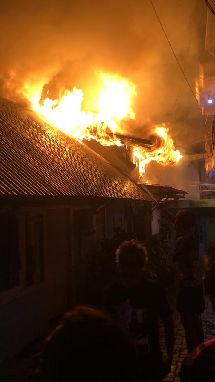 Kobaran api membakar rumah di kawasan padat pemukiman di wilayah Sapuran, Wonosobo.