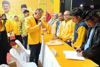 Petahana Triana Widodo atau akrab dengan sapaan Wiwid Cebong kembali mendaftarkan diri sebagai Ketua DPD Golkar Wonosobo.