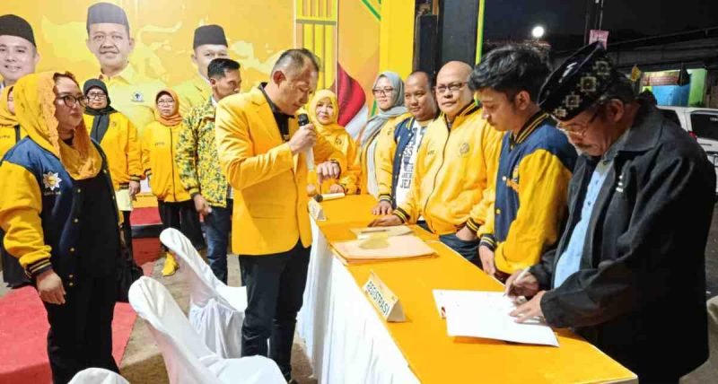 Petahana Triana Widodo atau akrab dengan sapaan Wiwid Cebong kembali mendaftarkan diri sebagai Ketua DPD Golkar Wonosobo.