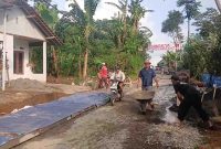 Kondisi ruas Jalan Manggis-Tlogogudang yang rusak parah. 