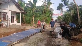 Kondisi ruas Jalan Manggis-Tlogogudang yang rusak parah. 