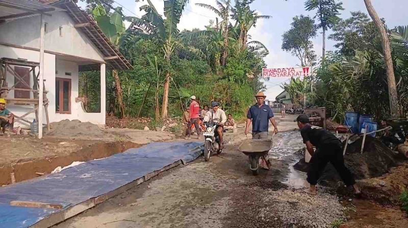 Kondisi ruas Jalan Manggis-Tlogogudang yang rusak parah.