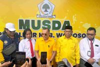 Triana Widodo atau Wiwid Cebong (tengah) terpilih kembali memimpin Golkar Wonosobo.
